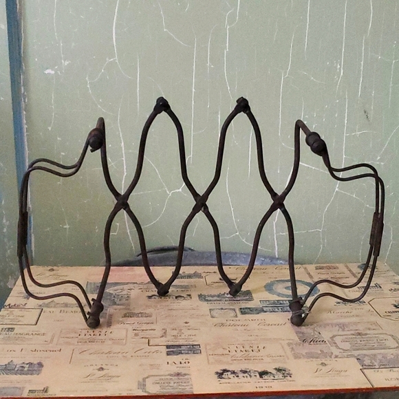 Vintage Casserole Dish Trivet Expandable Holder - Picture 1 of 9